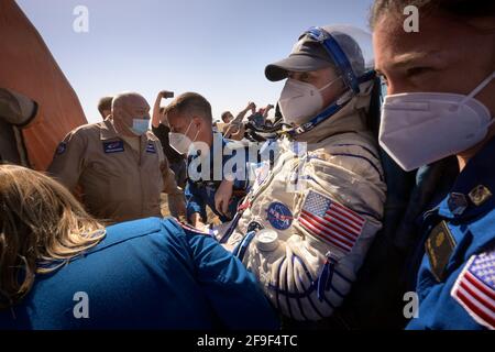 Zhezkazgan, Kazakistan. 18 Apr 2021. Spedizione 64 l'astronauta della NASA Kate Rubins viene trasportato in una tenda medica poco dopo, e i cosmonauti di Roscosmo Sergey Ryzhikov e Sergey Kud-Sverchkov sbarcati nella loro astronave Soyuz MS-17 vicino alla città di Zhezkazgan, Kazakistan sabato 17 aprile 2021. Rubins, Ryzhikov e Kud-Sverchkov sono tornati dopo 185 giorni nello spazio, avendo servito come membri dell'equipaggio Expedition 63-64 a bordo della Stazione spaziale Internazionale. NASA Photo by Bill Ingalls/UPI Credit: UPI/Alamy Live News Foto Stock