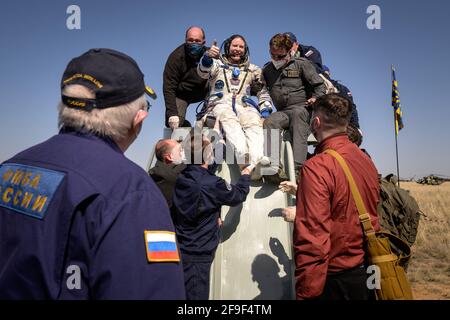 Zhezkazgan, Kazakistan. 18 Apr 2021. Expedition 64 l'astronauta della NASA Kate Rubins è aiutato a uscire dal veicolo spaziale Soyuz MS-17 a pochi minuti di distanza, e i cosmonauti di Roscosmo Sergey Kud-Sverchkov e Sergey Ryzhikov sono sbarcati in un'area remota vicino alla città di Zhezkazgan, Kazakistan, sabato 17 aprile 2021. Rubins, Ryzhikov e Kud-Sverchkov sono tornati dopo 185 giorni nello spazio, avendo servito come membri dell'equipaggio Expedition 63-64 a bordo della Stazione spaziale Internazionale. NASA Photo by Bill Ingalls/UPI Credit: UPI/Alamy Live News Foto Stock