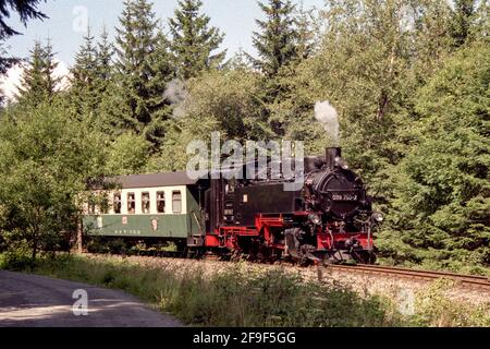 Un treno a scartamento ridotto sulla ferrovia Cranzahl-Oberwiesenthal in 1997 Foto Stock