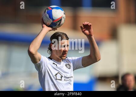 Birmingham, Regno Unito. 18 Apr 2021. Callum Brittain n. 7 di Barnsley prende un tiro-in a Birmingham, Regno Unito il 4/18/2021. (Foto di Mark Cosgrove/News Images/Sipa USA) Credit: Sipa USA/Alamy Live News Foto Stock