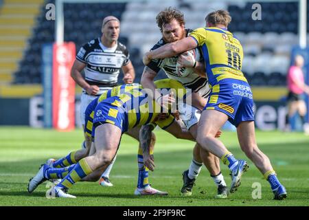 Kingston upon Hull, Inghilterra - 18 aprile 2021 -Scott Taylor (8) del Hull FC è affrontato da Mike Cooper (10) dei Warrington Wolves durante il Rugby League Betfred Super League Round 3 Hull FC vs Warrington Wolves al KCOM Stadium, Kingston upon Hull, UK Dean Williams/Alamy Live News Foto Stock