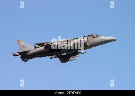 Fleet Air Arm BAe Harrier GR7 aereo da combattimento a reazione salta in volo a un airshow. Nel passaggio del mouse. 800 Naval Air Squadron. Navy jet Foto Stock