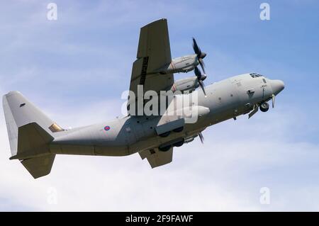 Aereo di trasporto RAF Royal Air Force Lockheed C-130J Hercules decollo. Arrampicata su aeroplano di grandi dimensioni. Lockheed Martin Hercules C.5 ZH889 salita ripida Foto Stock