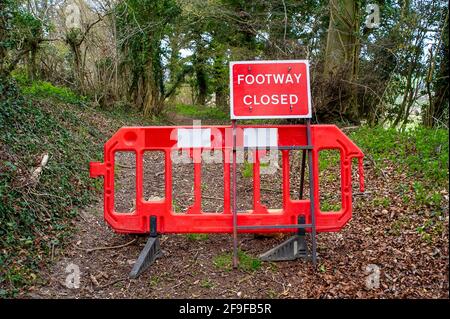 Aylesbury vale, Buckinghamshire, Regno Unito. 16 aprile 2021. HS2 ha recentemente chiuso un certo numero di sentieri pubblici intorno ad Aylesbury vale, ma non hanno dato percorsi alternativi per gli escursionisti di utilizzare che sta causando frustrazione, come molte persone vengono a camminare nella bella Chilterns su una base regolare. Le chiusure dei sentieri non sono elencate sul sito web del Consiglio del Buckinghamshire. La High Speed Rail 2 da Londra a Birmingham sta intagliando una enorme cicatrice attraverso il Buckinghamshire e le Chilterns che è un'area di eccezionale bellezza naturale credito: Maureen McLean/Alamy Foto Stock