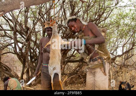 Hadzabe cacciatori in una spedizione di caccia. Gli Hadza, o Hadzabe, sono un gruppo etnico della tanzania centro-settentrionale, che vive intorno al lago Eyasi, nella zona centrale Foto Stock