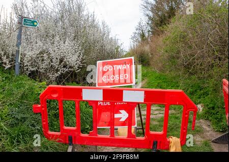 Aylesbury vale, Buckinghamshire, Regno Unito. 16 aprile 2021. HS2 ha recentemente chiuso un certo numero di sentieri pubblici intorno ad Aylesbury vale, ma non hanno dato percorsi alternativi per gli escursionisti di utilizzare che sta causando frustrazione, come molte persone vengono a camminare nella bella Chilterns su una base regolare. Le chiusure dei sentieri non sono elencate sul sito web del Consiglio del Buckinghamshire. La High Speed Rail 2 da Londra a Birmingham sta intagliando un'enorme cicatrice attraverso il Buckinghamshire e le Chilterns, che è un'area di credito: Maureen McLean/AlamyOutstanding Natural Beauty Foto Stock