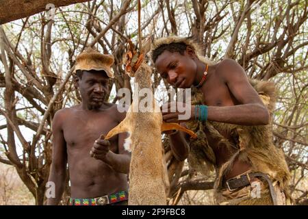 Hadzabe cacciatori in una spedizione di caccia. Gli Hadza, o Hadzabe, sono un gruppo etnico della tanzania centro-settentrionale, che vive intorno al lago Eyasi, nella zona centrale Foto Stock