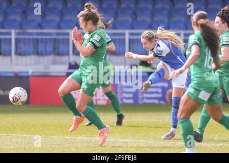 Solihull, West Midlands, Regno Unito. 18 Apr 2021. Birmingham Citywomen 5 - 1 Coventry si è unita nel quarto round della fa Vitality Cup. Claudia Walker di Birmingham. Credit: Peter Lopeman/Alamy Live News Foto Stock