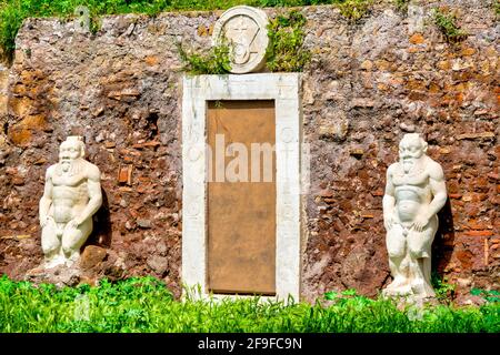 Porta Alchemica (porta Alchemy) in Piazza Vittorio, Roma, Italia Foto Stock