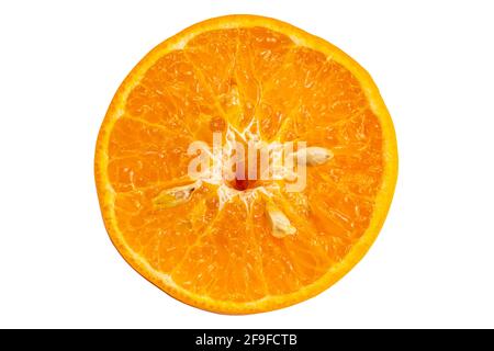 Vista dall'alto sezione trasversale di mangarino arancio o Citrus reticulata su sfondo bianco con tracciato di ritaglio. Foto Stock