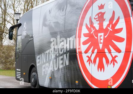 Aschheim, Germania. 18 Apr 2021. Eintracht Frankfurt Frauen team bus prima del 2. Frauen Bundesliga match tra FC Bayern Monaco II e Eintracht Francoforte II allo Sportpark Aschheim, Germania. Credit: SPP Sport Press Photo. /Alamy Live News Foto Stock