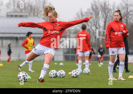 Aschheim, Germania. 18 Apr 2021. Leonie Koester (27 Eintracht Francoforte II) prima del 2. Frauen Bundesliga match tra FC Bayern Monaco II e Eintracht Francoforte II allo Sportpark Aschheim, Germania. Credit: SPP Sport Press Photo. /Alamy Live News Foto Stock