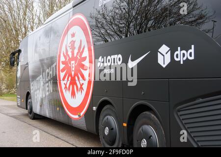 Aschheim, Germania. 18 Apr 2021. Eintracht Frankfurt Frauen team bus prima del 2. Frauen Bundesliga match tra FC Bayern Monaco II e Eintracht Francoforte II allo Sportpark Aschheim, Germania. Credit: SPP Sport Press Photo. /Alamy Live News Foto Stock