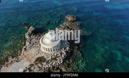 Faro di San Teodoroi vicino alla città di Argostoli, vista aerea, isola di Cefalonia, Mar Ionio, Grecia Foto Stock