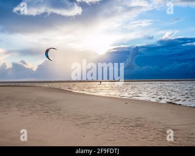 Kitesurfer nel Mare del Nord di San Pietro-Ording Foto Stock