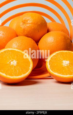Un colpo verticale di arance appena tagliate su una spirale ciotola Foto Stock
