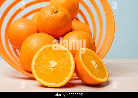 Un primo piano di arance appena tagliate a spirale ciotola Foto Stock