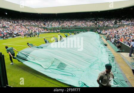 CAMPIONATO DI TENNIS WIMBLEDON 2006 1° GIORNO RODGER FEDERER V R.GASQUET RAIN STOPS PLAY 26/6/2006 PICTURE DAVID ASHDOWN WIMBLEDON 2006 Foto Stock