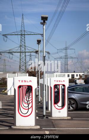 Stazione di ricarica Supercharger per veicoli elettrici Tesla, Frechen, Nord Reno-Westfalia, Germania. Supercharger Ladestation fuer Tesla Elektrofahrz Foto Stock