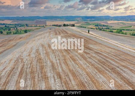 Veduta aerea della Val d'Orcia, Italia. Una foto di un campo di DJI Mavic 2 Pro nei pressi di San Quirico d'Orcia, Toscana. Foto Stock