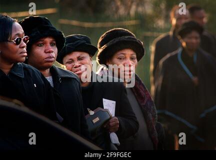 LUTTO AI FUNERALI DI DAMILOLA TAYLOR MENTRE LA BARA È GUIDATA DALLA CHIESA. Foto Stock