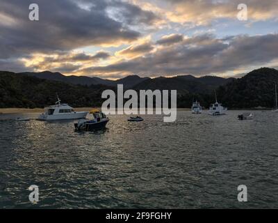 Barche a vela nella baia torrent del Parco Nazionale Abel Tasman in estate, Nuova Zelanda Foto Stock