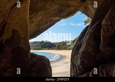 Grotta nella baia del torrente nel Parco Nazionale Abel Tasman, Nuova Zelanda Foto Stock