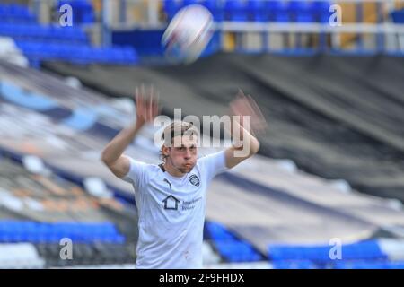 Birmingham, Regno Unito. 18 Apr 2021. Callum Brittain n. 7 di Barnsley prende un tiro-in a Birmingham, Regno Unito il 4/18/2021. (Foto di Mark Cosgrove/News Images/Sipa USA) Credit: Sipa USA/Alamy Live News Foto Stock