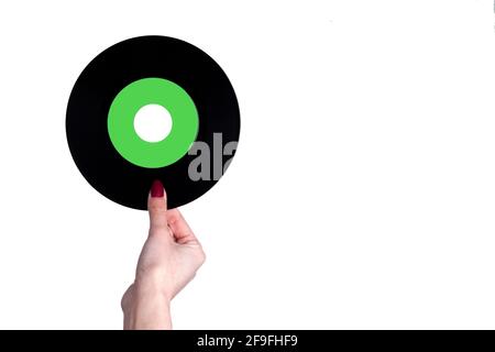 la mano femmina contiene un disco in vinile da 45 giri/min. Isolare su uno sfondo bianco. Foto Stock