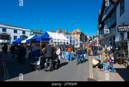 Sgabelli di mercato esterno al mercato agricolo mensile Arundel in High Street, dove la gente acquista cibo fresco in Arundel, Sussex occidentale, Inghilterra, Regno Unito. Foto Stock