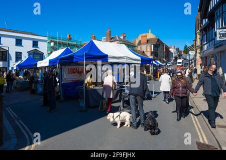 Sgabelli di mercato esterno al mercato agricolo mensile Arundel in High Street, dove la gente acquista cibo fresco in Arundel, Sussex occidentale, Inghilterra, Regno Unito. Foto Stock