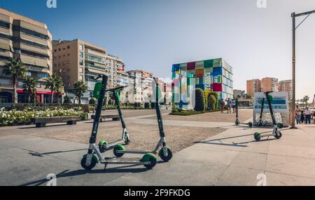 Málaga, Spagna - 12 ottobre 2019: Vista esterna del Centro Pompidou. Cubus in vetro colorato con scooter in calce davanti Foto Stock