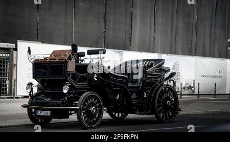 BERLINO, GERMANIA - 15 gennaio 2021: Germania, 15 settembre 2020. Bella oldtimer cabriolet auto su un bel sfondo. Foto Stock