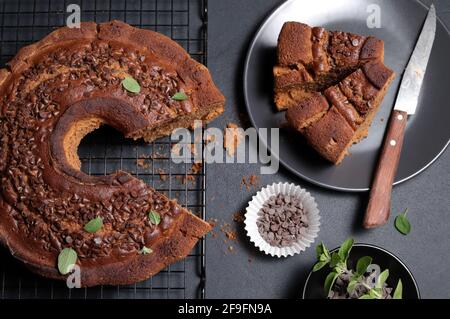 Deliziosa torta al cioccolato fondente su sfondo scuro. Direttamente sopra. Spazio di copia. Foto Stock