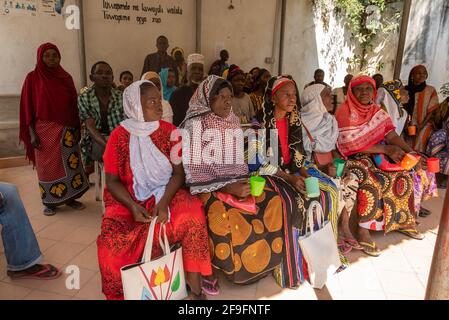 Dodoma, Tanzania. 10-10-2018. Gruppo di donne musulmane nere in Tanzania sono in attesa di ricevere assistenza medica seduta su una panchina nell'ospedale in Foto Stock