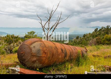 Rottami nel paesaggio di una vecchia fabbrica mineraria nella città fantasma di Waiuta, Isola del Sud della Nuova Zelanda Foto Stock