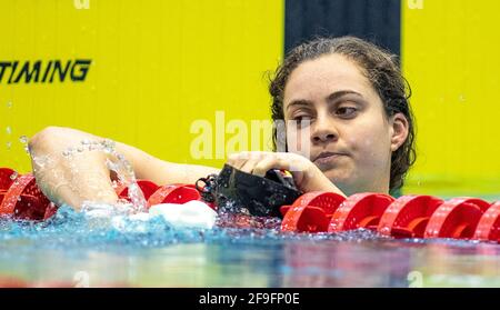 Berlino, Germania. 18 Apr 2021. Nuoto, qualificazione olimpica, finale, 200 metri di sterno, donne, Nuoto e diving hall in Europa-Sportpark: Kim Herkle di SV Cannstatt reagisce alla sua performance. Credit: Andreas Gora/dpa/Alamy Live News Foto Stock