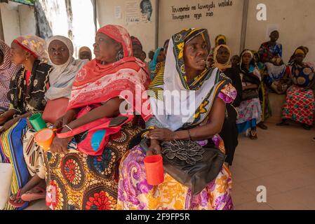 Dodoma, Tanzania. 10-10-2018. Gruppo di donne musulmane nere in Tanzania sono in attesa di ricevere assistenza medica seduta su una panchina nell'ospedale in Foto Stock