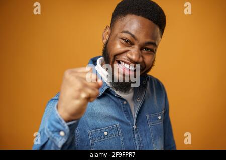 Felice eccitato giovane afroamericano celebrare il successo Foto Stock