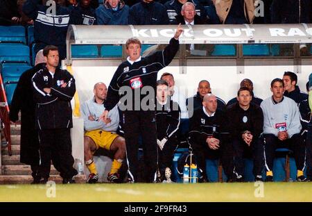 RIPRODUCI LA SECONDA TAPPA DI OFF MILLWALL V BIRMINGHAM 2/5/2002 IMMAGINE DAVID ASHDOWN.FOOTBALL Foto Stock