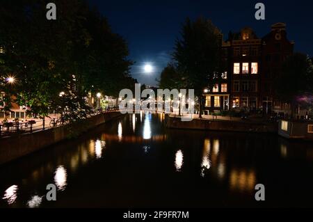La luna sui canali di Amsterdam di notte. Estate. Foto Stock