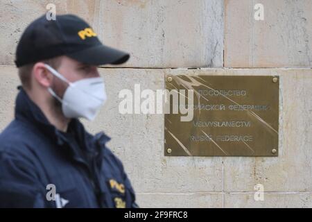 L'ufficiale di polizia ceco protegge un'area di fronte alla costruzione dell'Ambasciata della Federazione Russa a Praga, Repubblica Ceca, il 18 aprile 2021. I membri del GRU dei servizi segreti russi sono stati coinvolti nell'esplosione del negozio di munizioni ceco a Vrbetice, Moravia meridionale, nel 2014, le forze di sicurezza ceche hanno scoperto. In reazione, la Repubblica ceca espelle 18 membri del personale dell'ambasciata russa identificati come membri dei servizi segreti russi. Devono lasciare la Czechia in 48 ore, ha detto il 17 aprile il PM Andrej Babis e il vice PM Jan Hamacek. La notte dopo l'annuncio di Thi Foto Stock