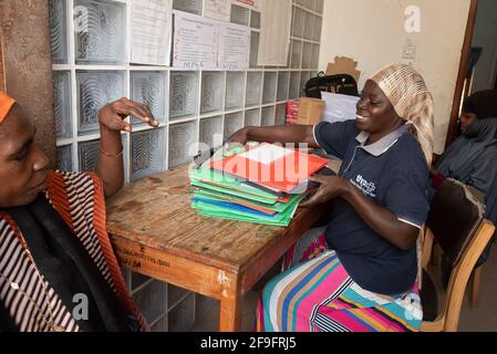 Dodoma, Tanzania. 10-10-2018. Tre donne musulmane nere che svolgono le sue funzioni lavorando nel dipartimento amministrativo di un ospedale rurale in Tanzania. Foto Stock