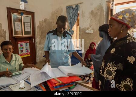 Dodoma, Tanzania. 10-10-2018. Il personale musulmano nero di un ospedale rurale sta lavorando all'ingresso della clinica che riceve i pazienti e prende l'auto Foto Stock