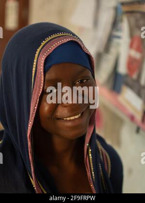 Dodoma, Tanzania. 10-10-2018. Ritratto di una bella e sorridente giovane musulmana nera in attesa di assistenza in ospedale. Foto Stock