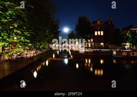 La luna sui canali di Amsterdam di notte. Estate. Foto Stock