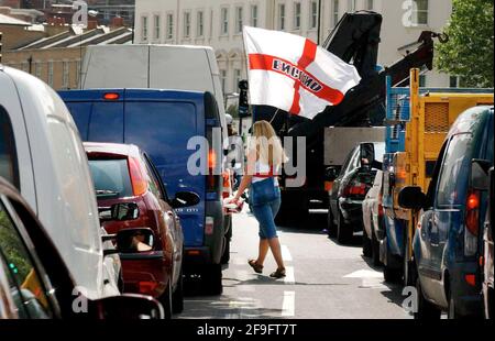 INGHILTERRA VENDITORI BANDIERA A VAUXHALL. 19 giugno 2002 PILSTON Foto Stock