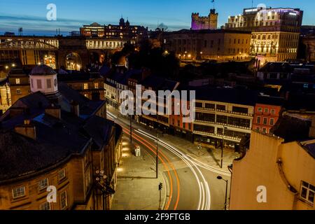 Newcastle upon Tyne UK: 16 marzo 2021: Newcastle Quayside Skyline di notte con cielo blu profondo Foto Stock