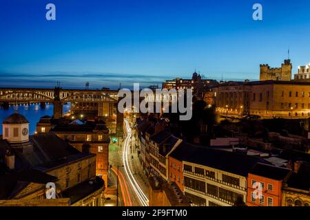 Newcastle upon Tyne UK: 16 marzo 2021: Newcastle Quayside Skyline di notte con cielo blu profondo Foto Stock