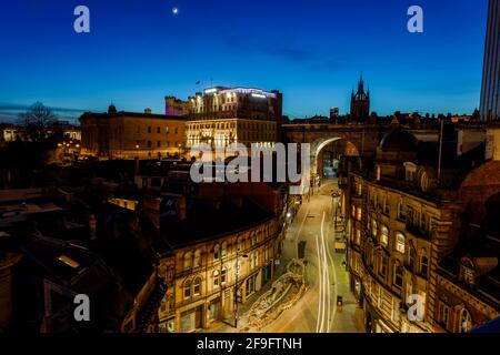 Newcastle upon Tyne UK: 16 marzo 2021: Newcastle Quayside Skyline di notte con cielo blu profondo Foto Stock